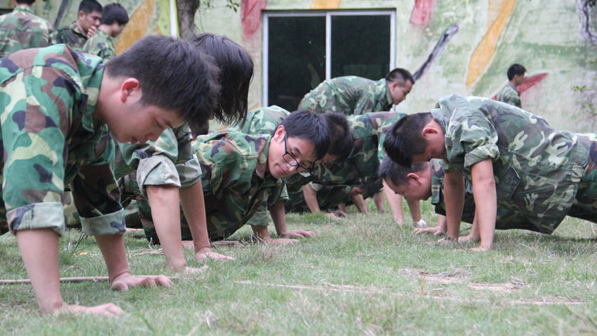 企業(yè)員工缺乏自信心,戶外拓展訓練團建活動強化公司員工自信力!