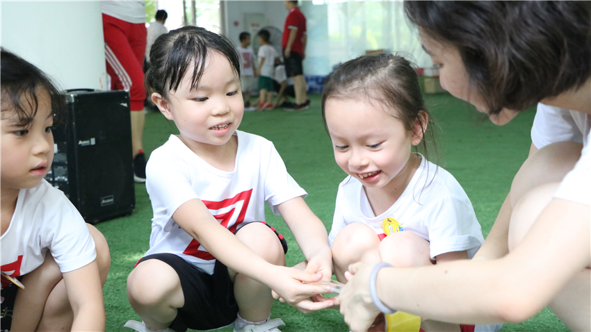 育才幼兒園大手拉小手親子活動(dòng)