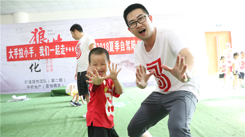 育才幼兒園大手拉小手親子活動(dòng)